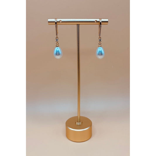 The Pearl Earring is a timeless piece that exudes elegance with its polished finish and combination of crystal and pearl. Elevate any outfit with its sophisticated and refined touch. A must-have for any jewelry collection. 1-carat gold plated 🤍