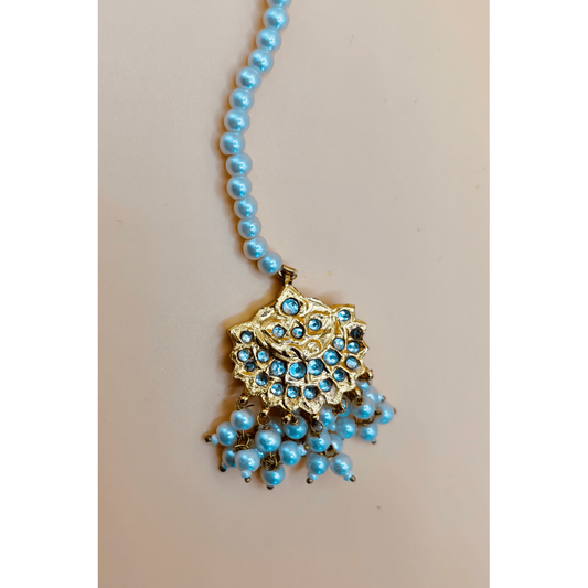 This small vintage tikka with pearls complements all face shapes and evokes a classic aesthetic. The perfect accessory for any occasion, it effortlessly adds an elegant touch to any outfit. Its timeless design is sure to make a statement.