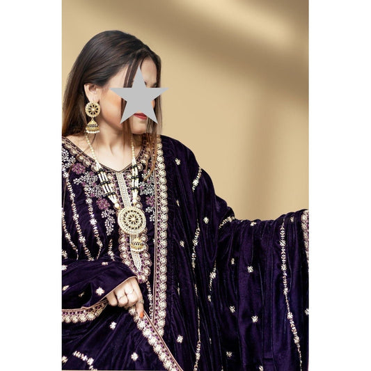 Velvet-embroidered three-piece suits come with an embroidered shawl with borders. The model is wearing a large size. close up