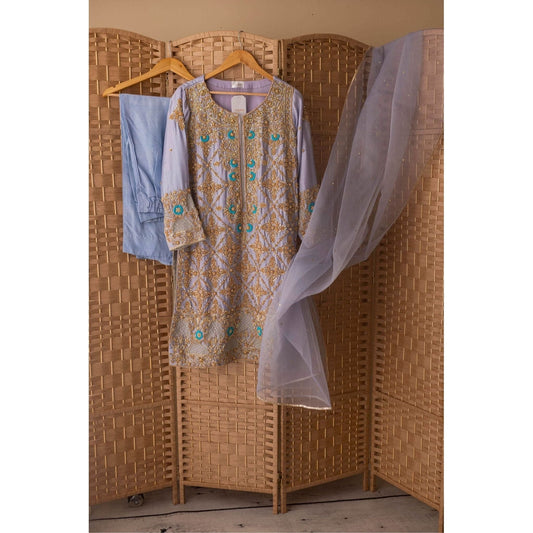 This exquisite ice blue bridal shirt boasts gold embroidery handwork of naqshi and dabka, complemented by delicate small motti work executed with resham thread. It’s a truly elegant and sophisticated suit, perfect for formal wear. include Plazzu Pants and organza dupatta.