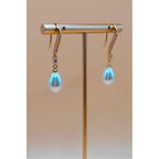 The Pearl Earring is a timeless piece that exudes elegance with its polished finish and combination of crystal and pearl. Elevate any outfit with its sophisticated and refined touch. A must-have for any jewelry collection. 1-carat gold plated 🤍