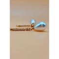 The Pearl Earring is a timeless piece that exudes elegance with its polished finish and combination of crystal and pearl. Elevate any outfit with its sophisticated and refined touch. A must-have for any jewelry collection. 1-carat gold plated 🤍