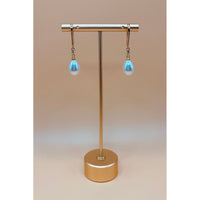 The Pearl Earring is a timeless piece that exudes elegance with its polished finish and combination of crystal and pearl. Elevate any outfit with its sophisticated and refined touch. A must-have for any jewelry collection. 1-carat gold plated 🤍