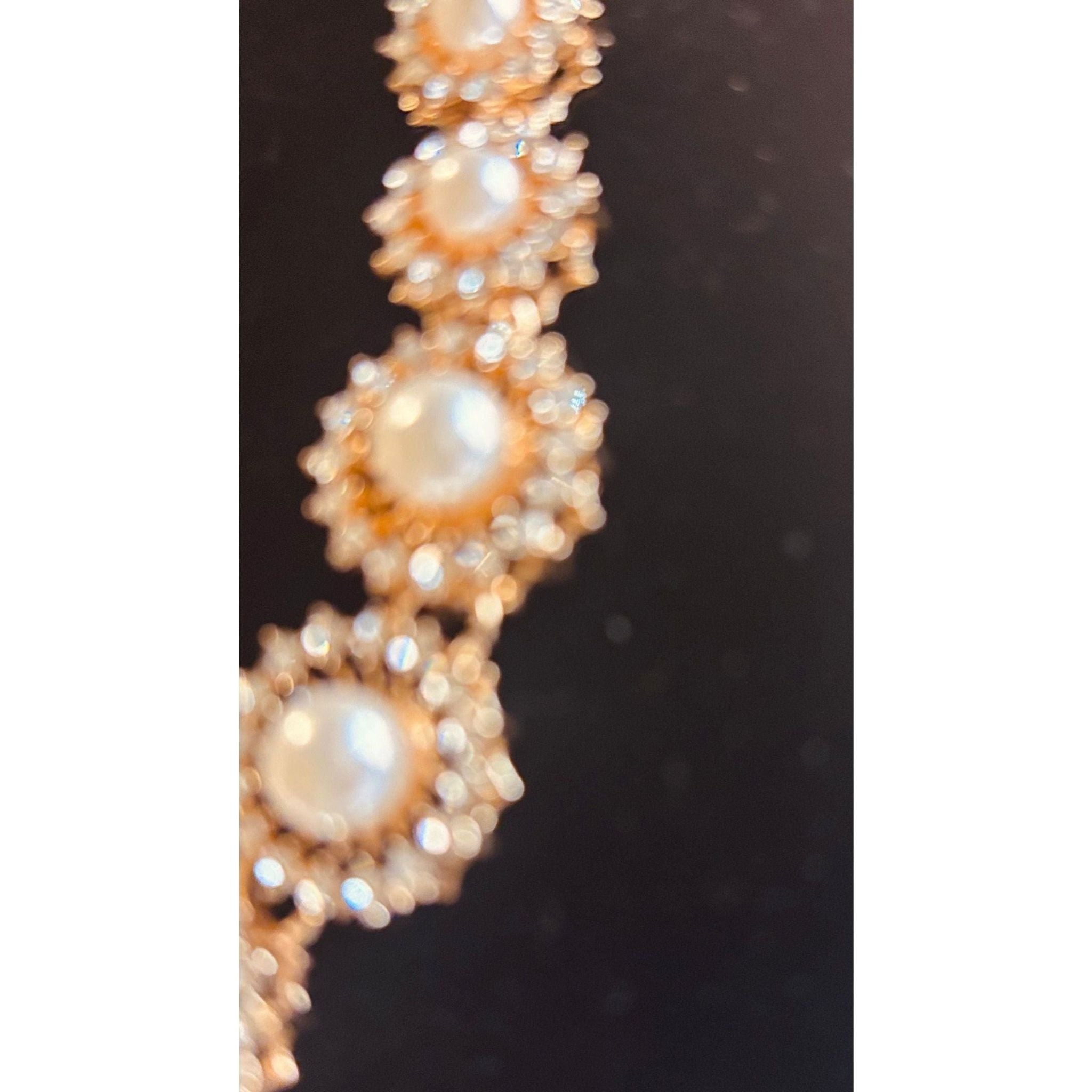 This beautiful pearl set features a one-carat gold setting. It includes an earring bracelet, a ring, and a necklace. 