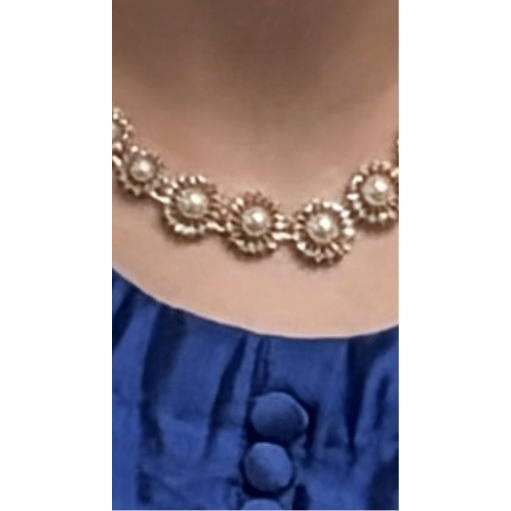 This beautiful pearl set features a one-carat gold setting. It includes an earring bracelet, a ring, and a necklace. 