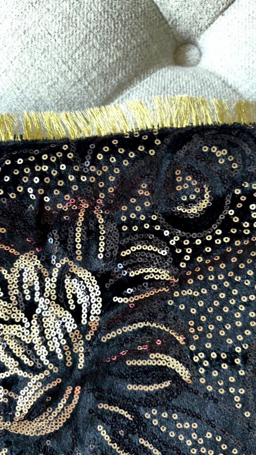 EMBROIDERED VELVET SHAWL Black