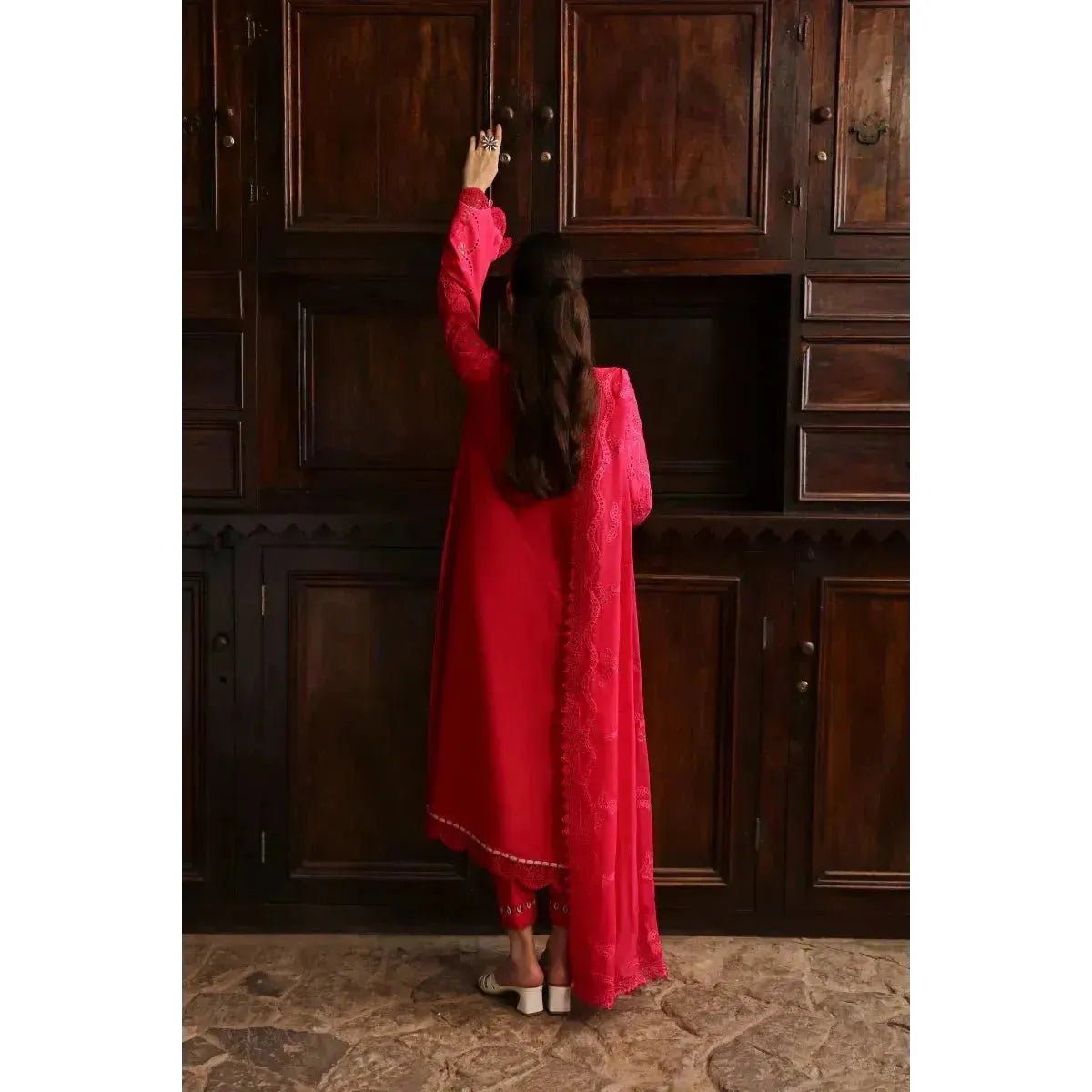 Stitched 3-Piece Chikankari Embroidered Linen Suit in Pink – Chiffon Embroidered Dupatta & Plain Linen Trouser – Elegant Pakistani Outfit for Women
